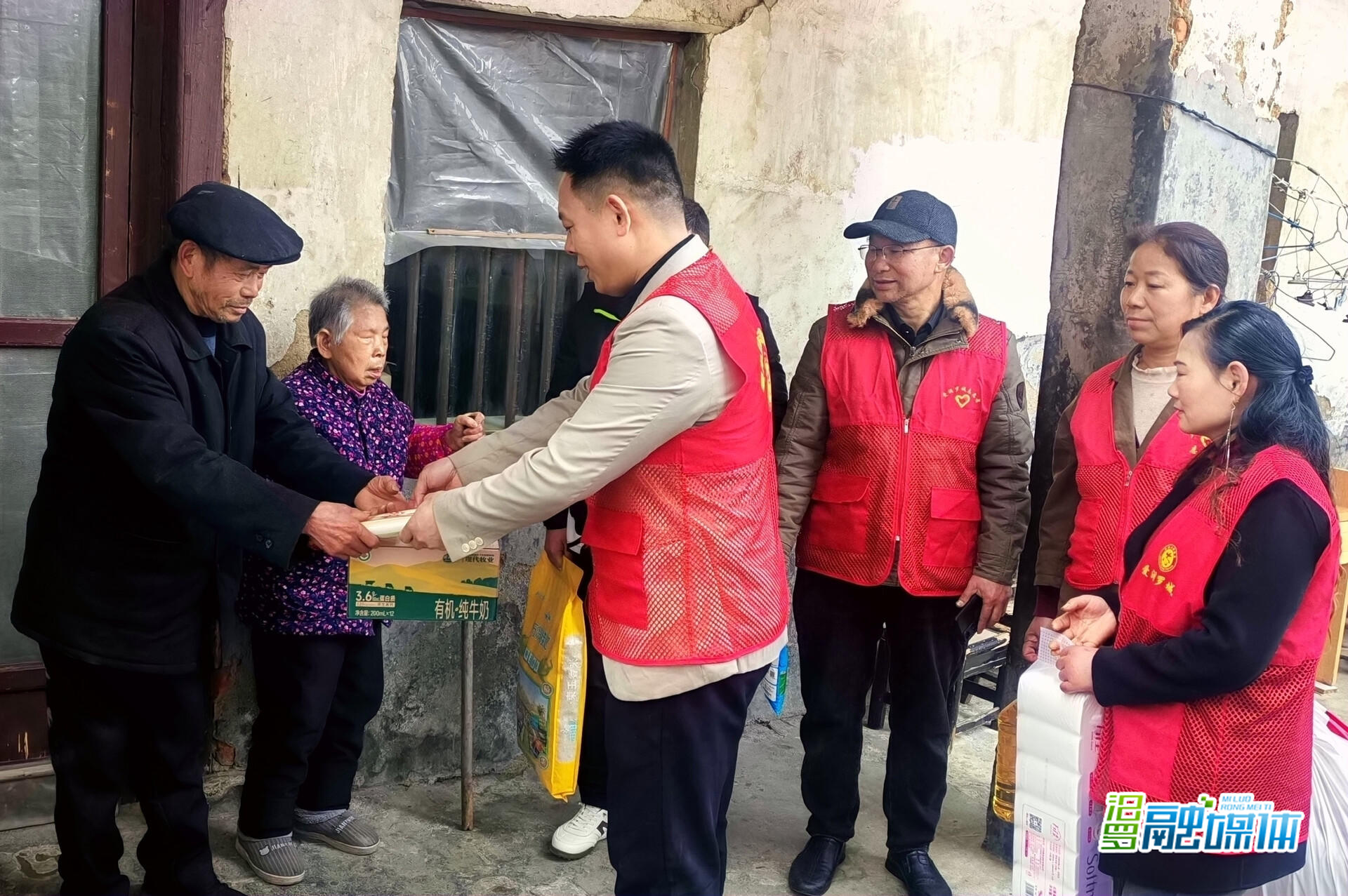 爱润罗城，暖春送福！汨罗多家单位联合开展新春慰问活动