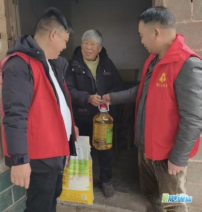 岁末送温暖！弼时村走访慰问低保户五保户