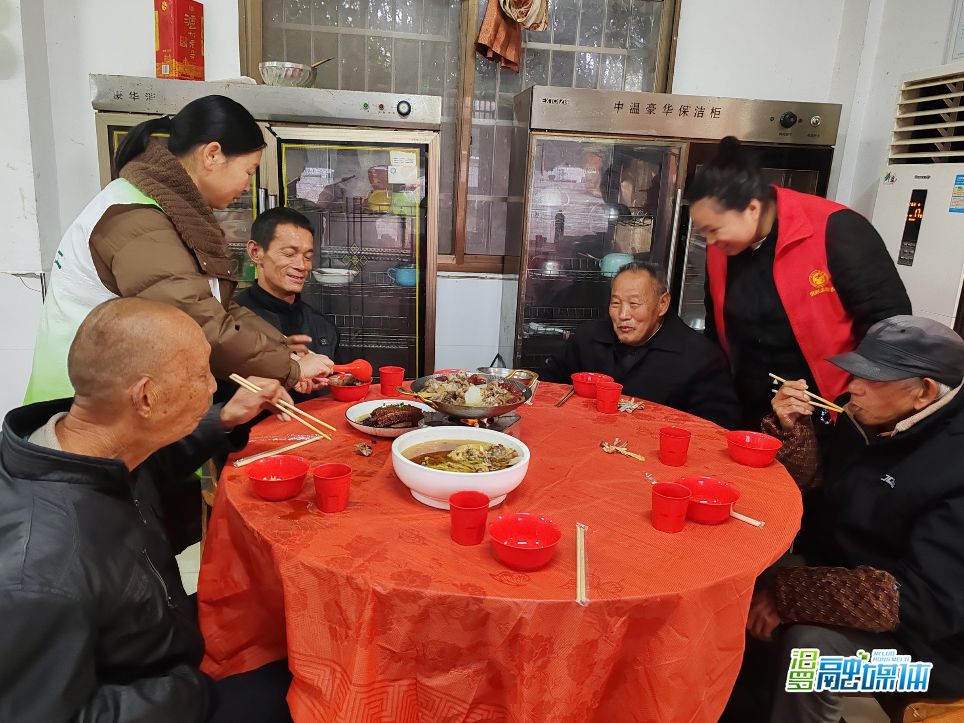 弼时镇：爱心团年饭 情暖敬老院
