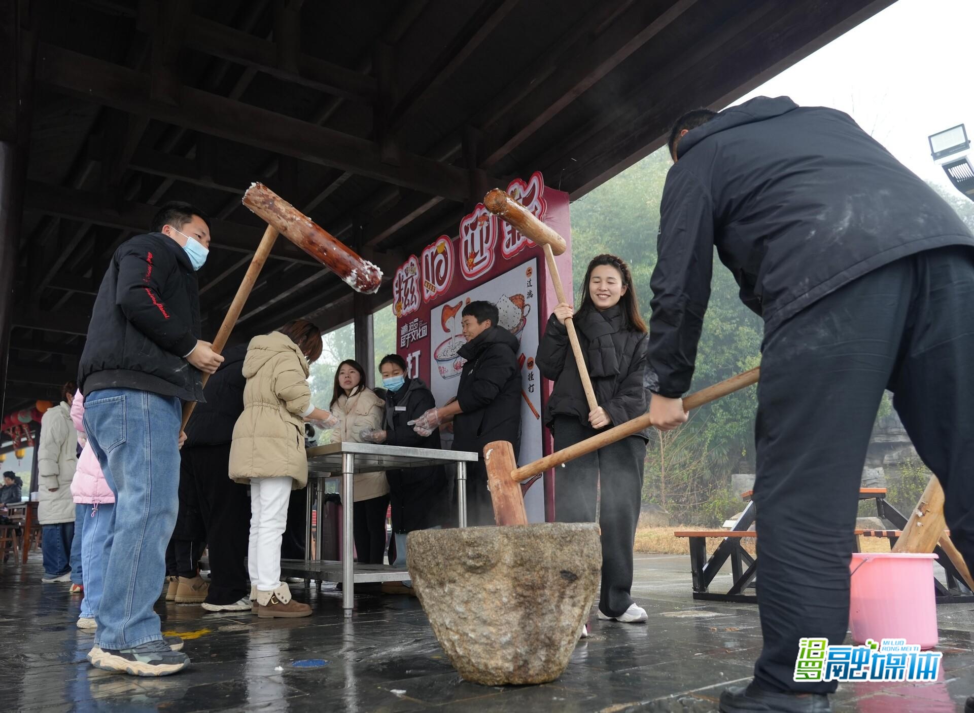 一槌下去，年味就来了！屈子文化园百人打糍粑迎新春