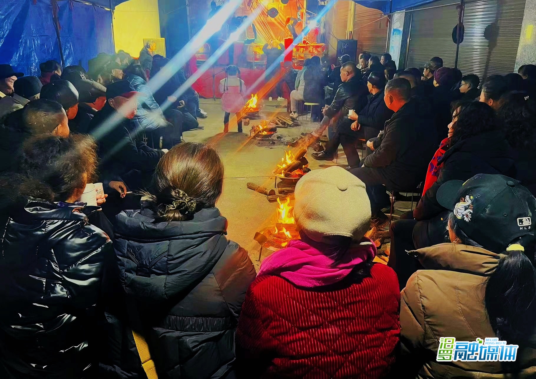 屈子祠镇新义村：“围炉观戏”迎马年 非遗皮影点亮乡村春晚