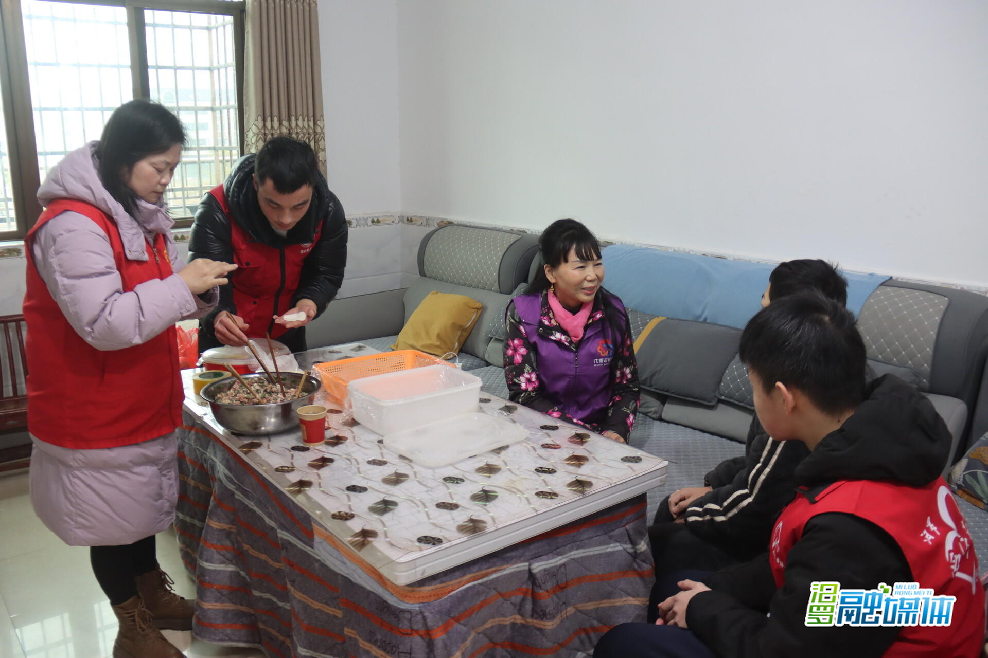 包饺子贴春联送关怀 汨罗志愿者与“逆风宝贝”共迎新春