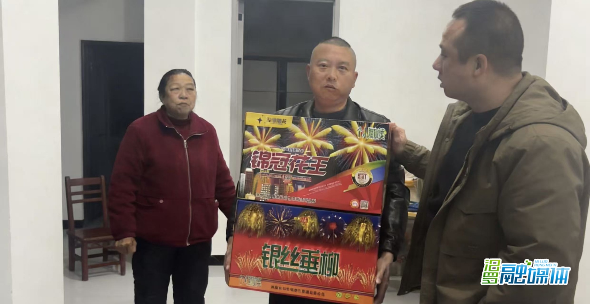 “坐到一条板凳上” 荣家坪社区干部用家常话“聊”出禁燃新气象