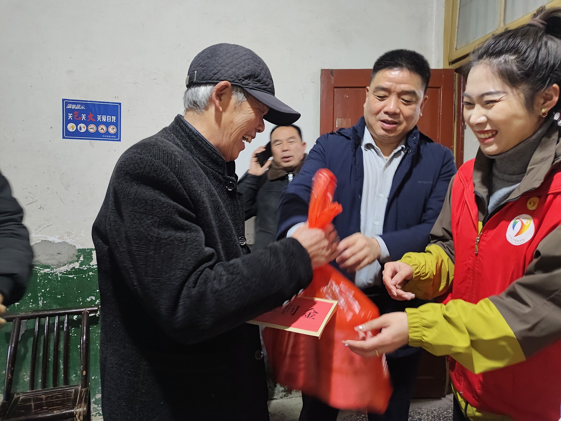 汨罗：中华志愿者协会求索志愿服务队走访慰问社区困难家庭