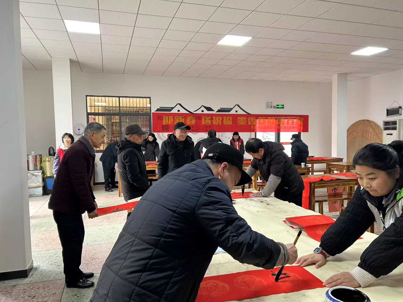 归义街道友谊河社区开展小年送春联活动