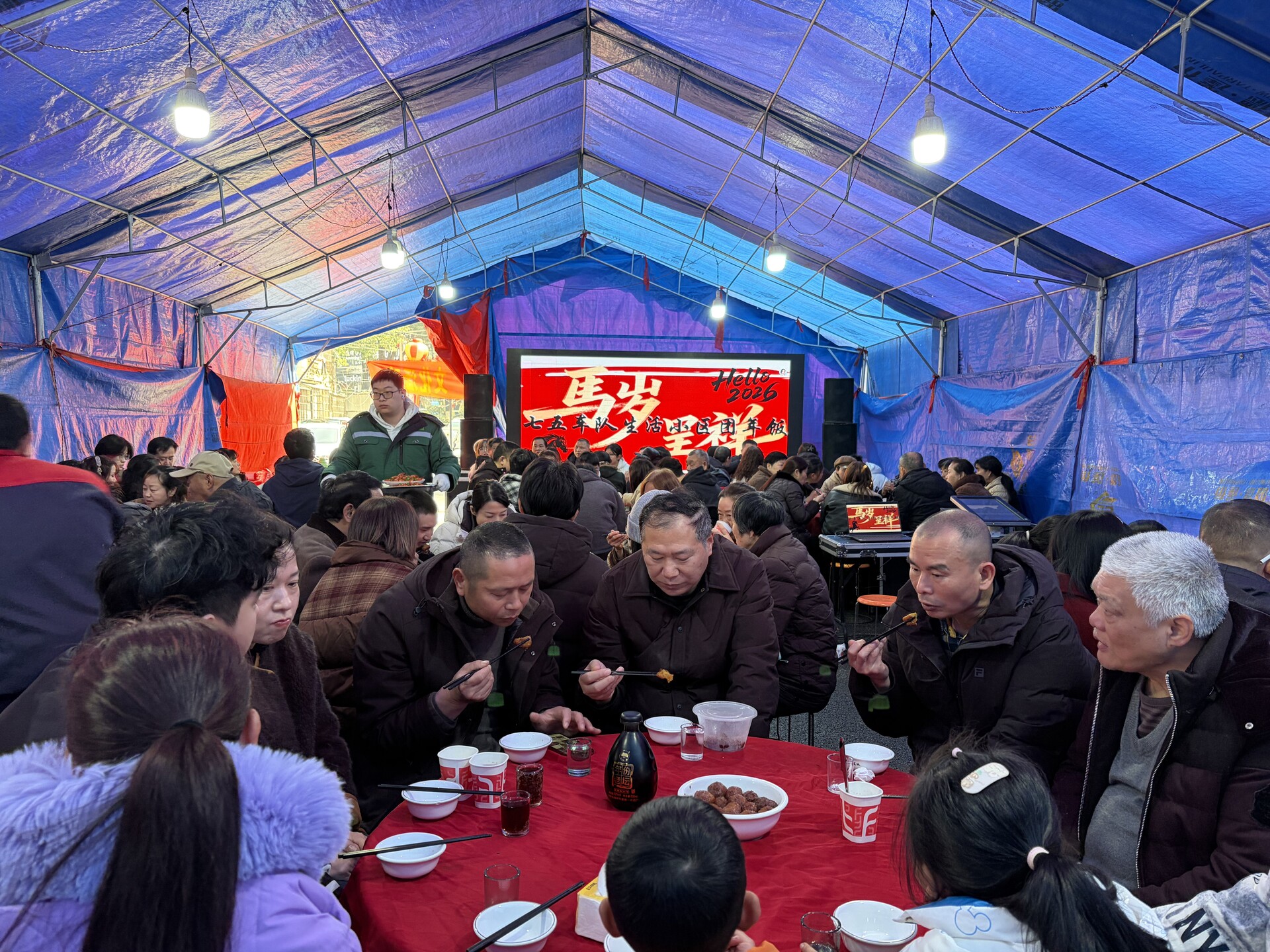 汨罗75车队生活小区小年开席，50余户共享“家宴”