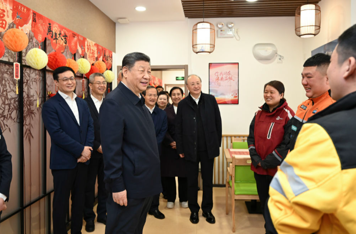 习近平亲切慰问快递小哥