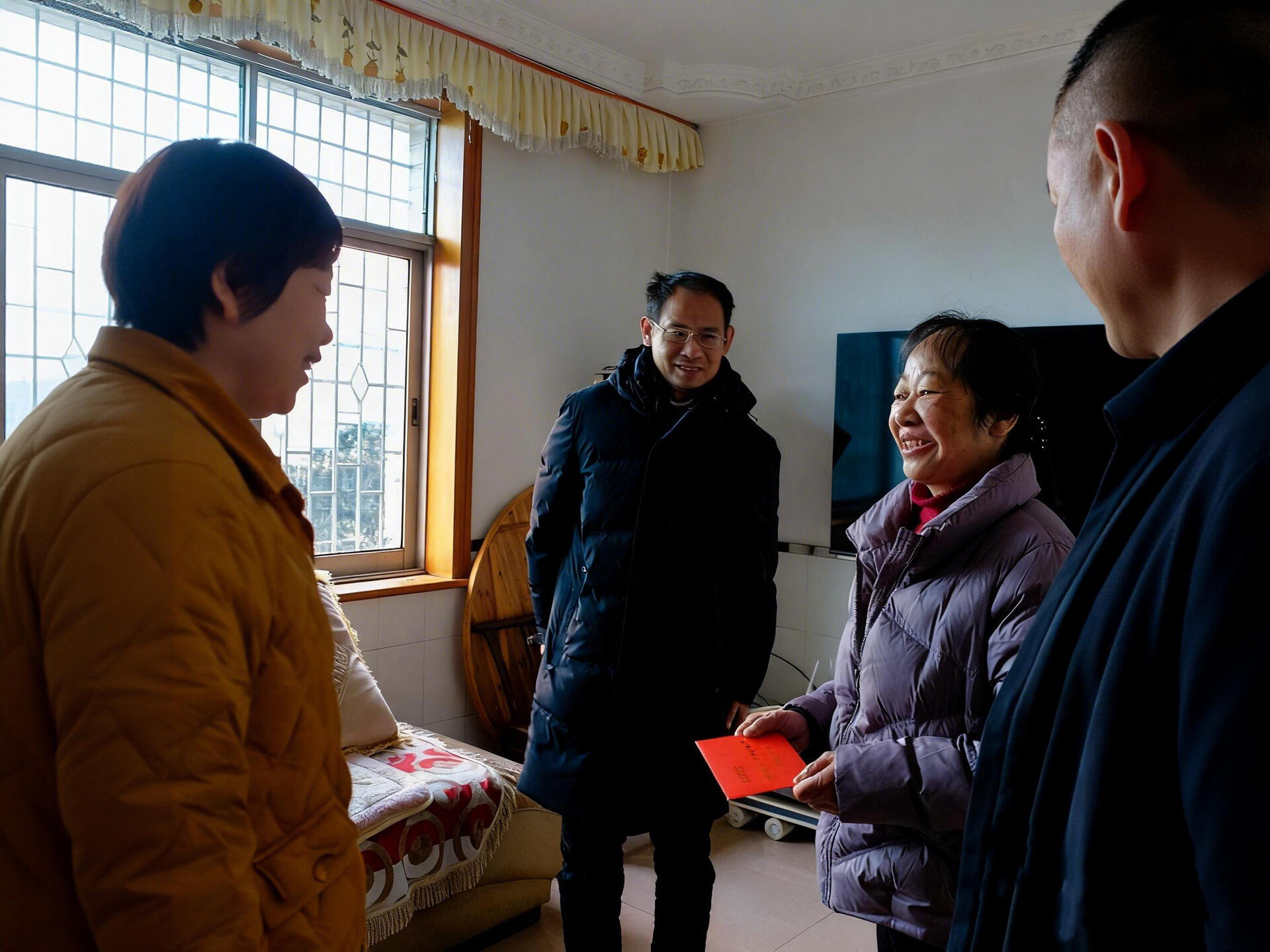 王敏求春节前走访慰问困难群众和党员