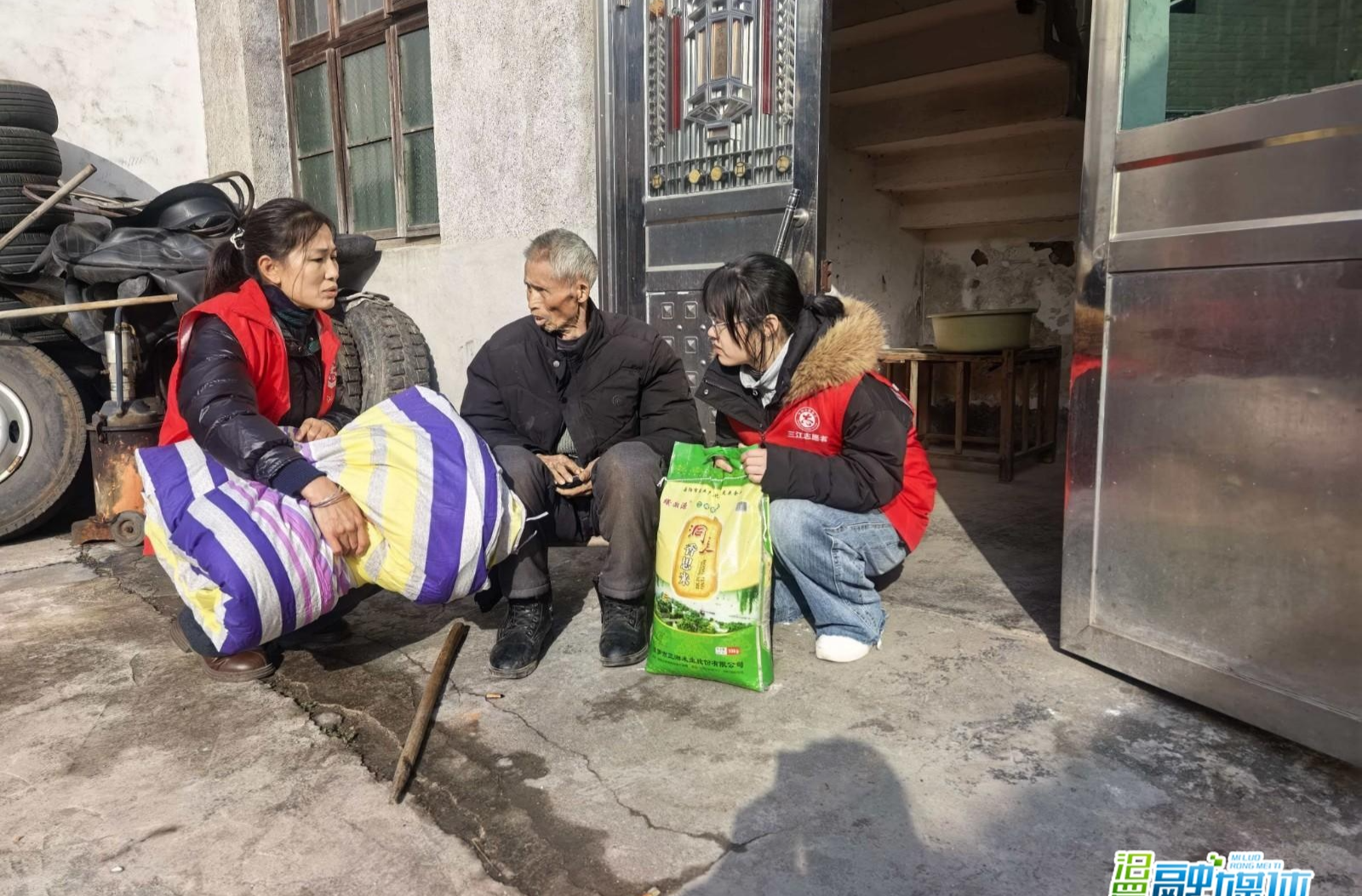 三江镇：送物资暖人心，倡禁燃护平安