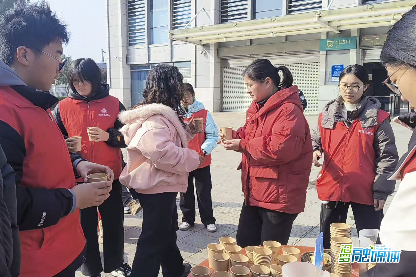 高铁站里的“家乡味” 新市街道送甜酒送春联迎游子