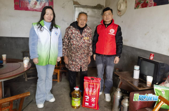 小年送暖 川山坪镇多方联合慰问困难家庭