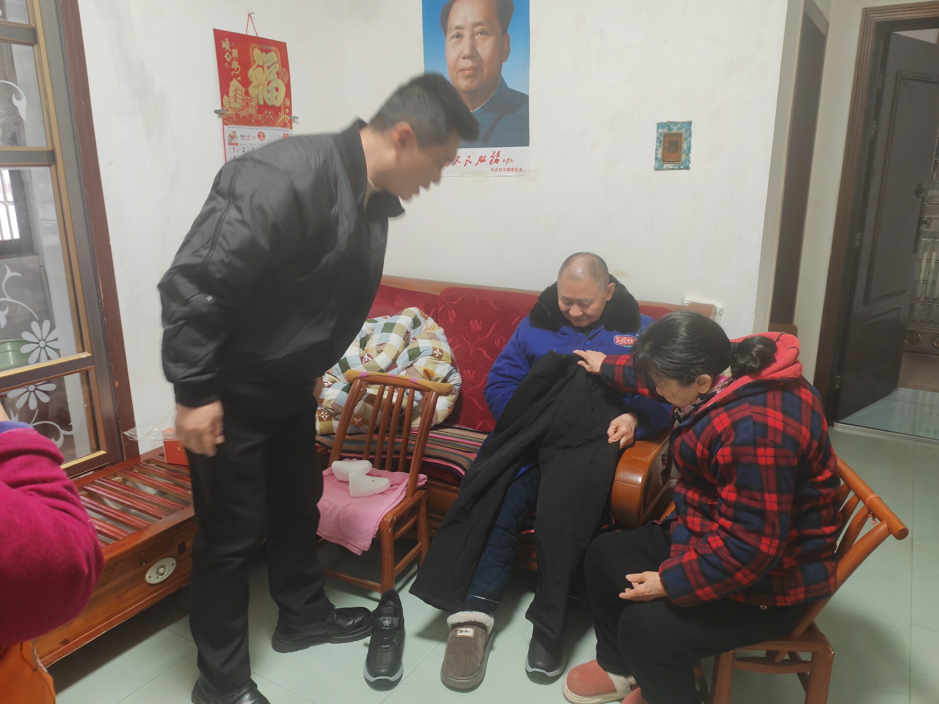 一双棉鞋，一份牵挂！ 高泉社区为困难群众送去御寒物资