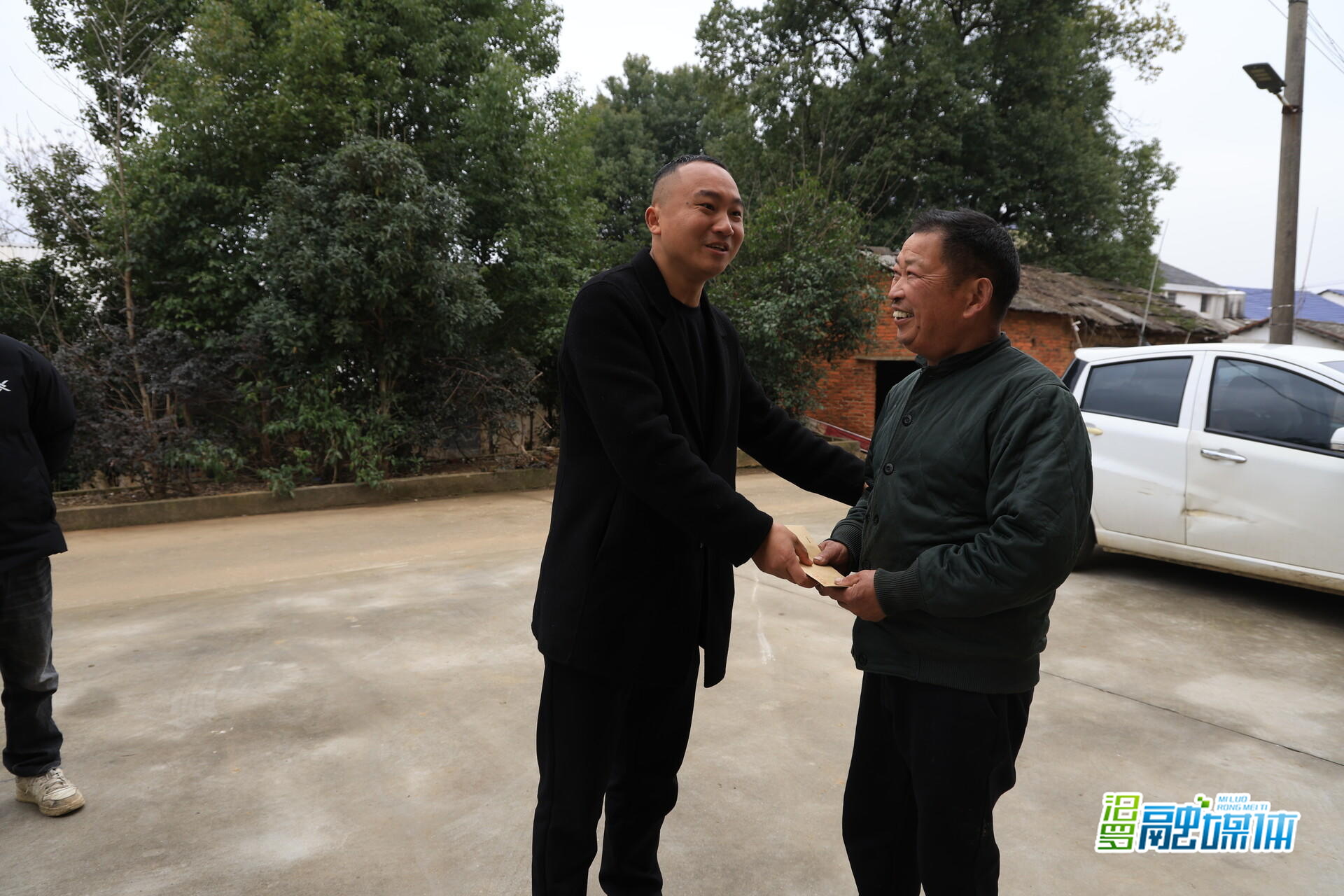 “英雄不会被忘记” 弼时镇乡友曾裕国春节前看望慰问阳鹏家属