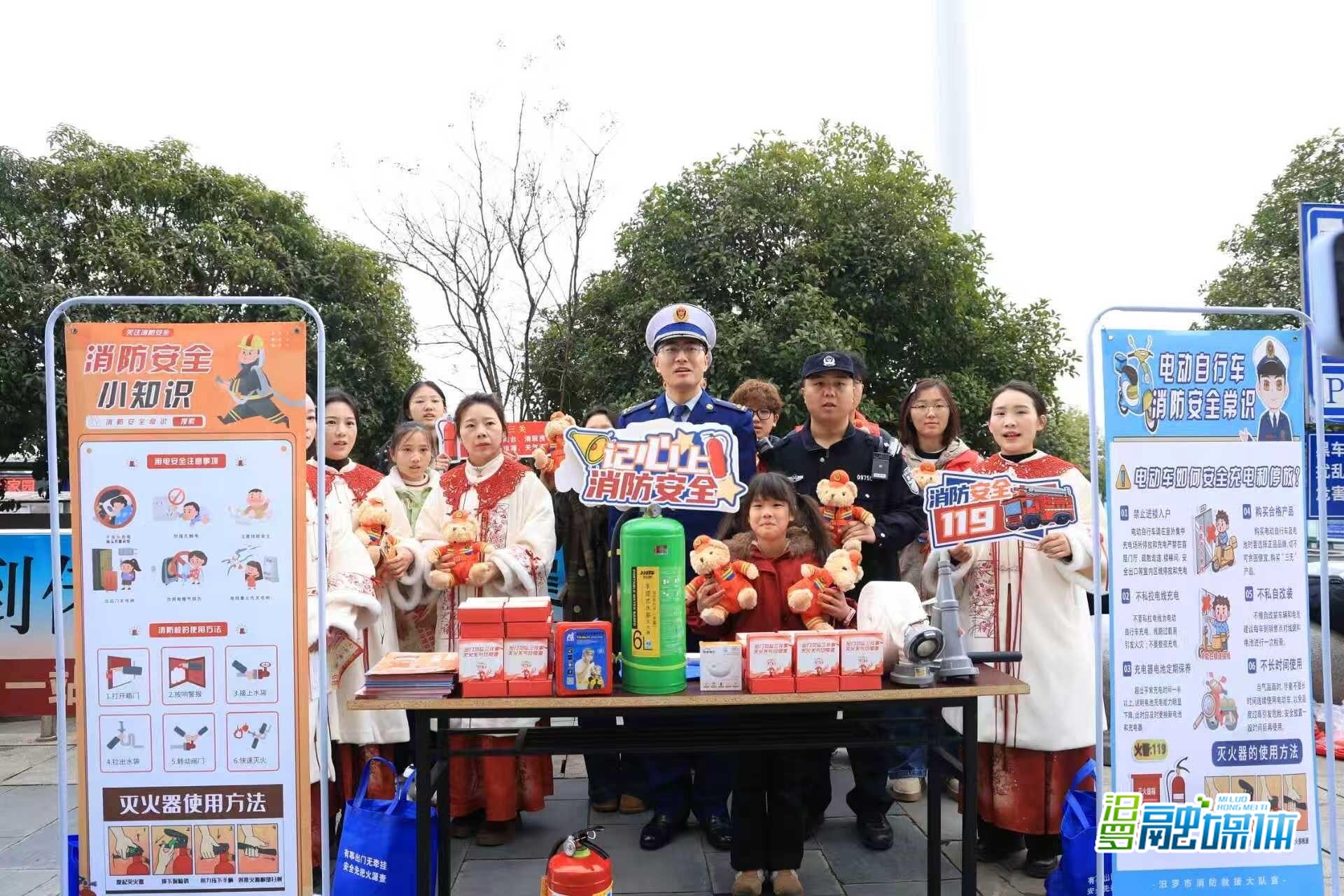 出站口摆起“消防摊” ，汨罗消防联手高铁站为春运送上“平安礼”