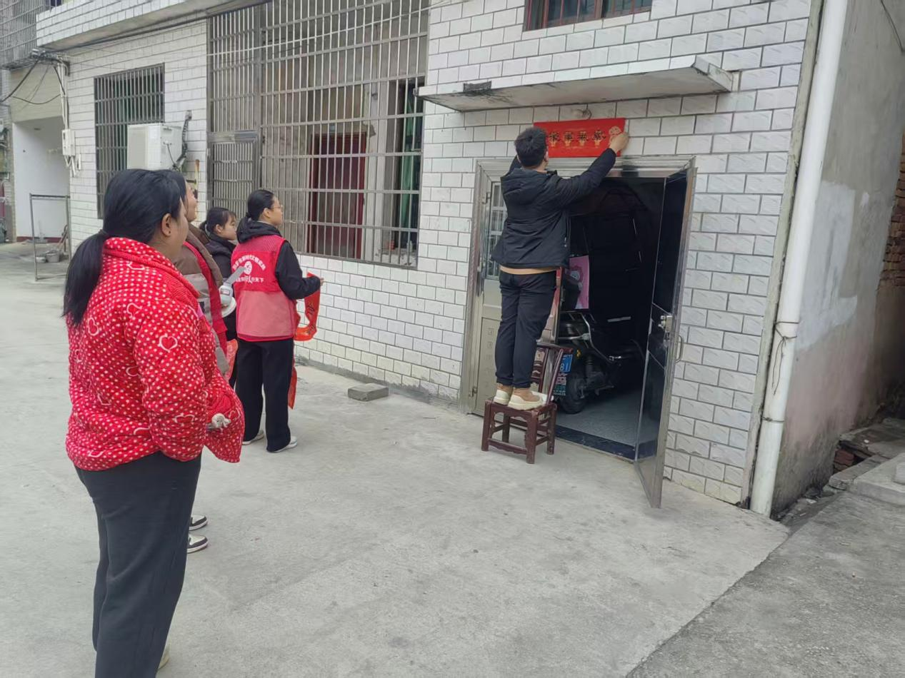 高塘社区志愿者上门给老人贴春联啦