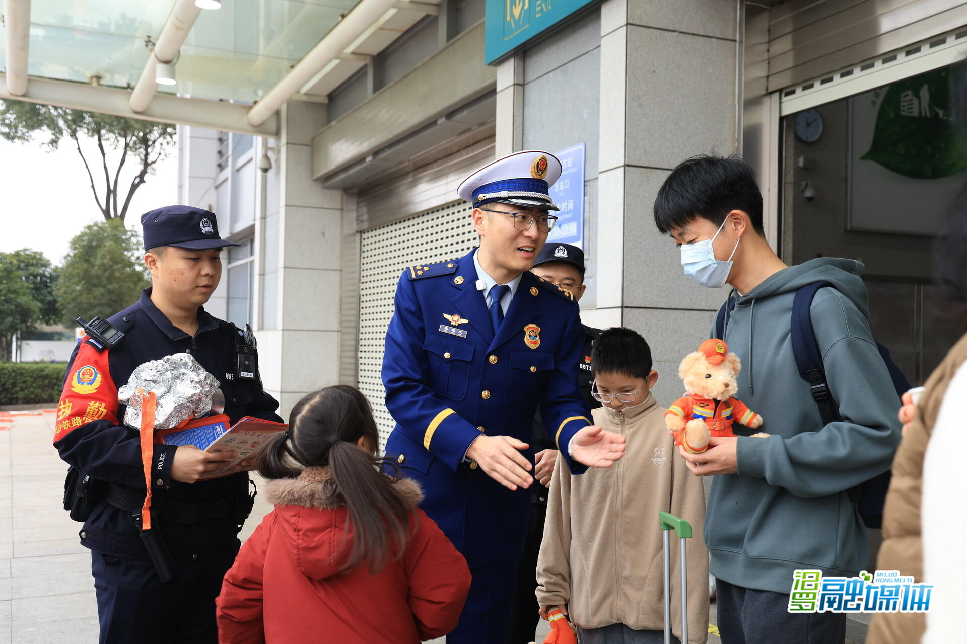 出站口摆起“消防摊” ，汨罗消防联手高铁站为春运送上“平安礼”