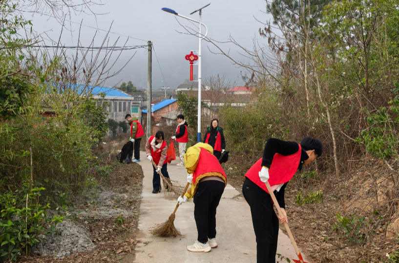“离乡不离党，归家更爱家” ！神鼎山镇新龙村流动党员返乡“充电”又“出力”
