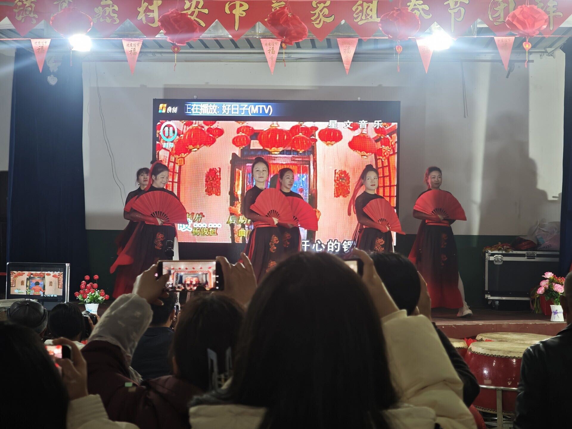 礼堂变舞台 邻里共团圆！弼时镇高燕村村民自办“村晚”热闹过大年