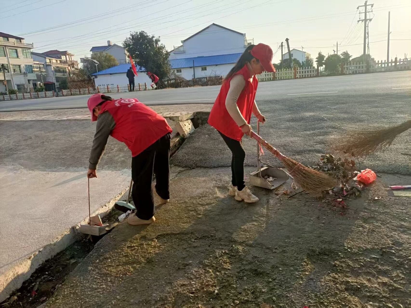 瞭家山社区“党员+志愿者”净颜焕新迎开工
