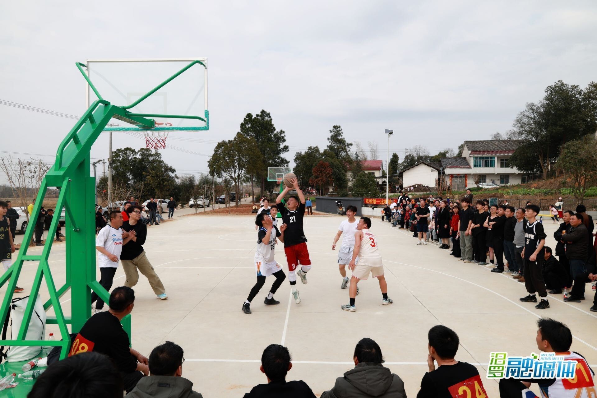 神鼎山镇鹅江村“村BA”新春开赛 新球场聚乡情