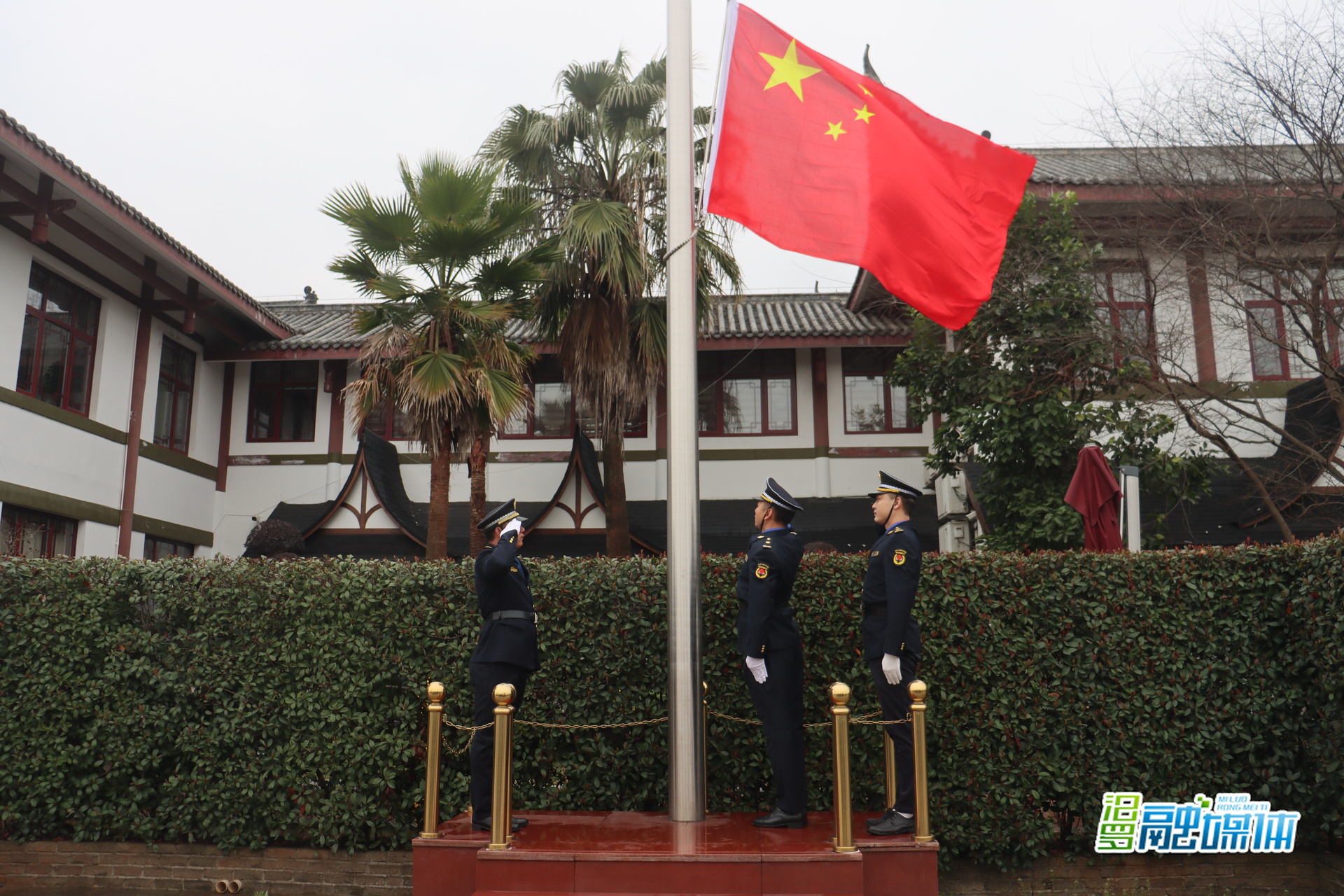 上班第一天  汨罗市城管局举行2026年新春升旗仪式