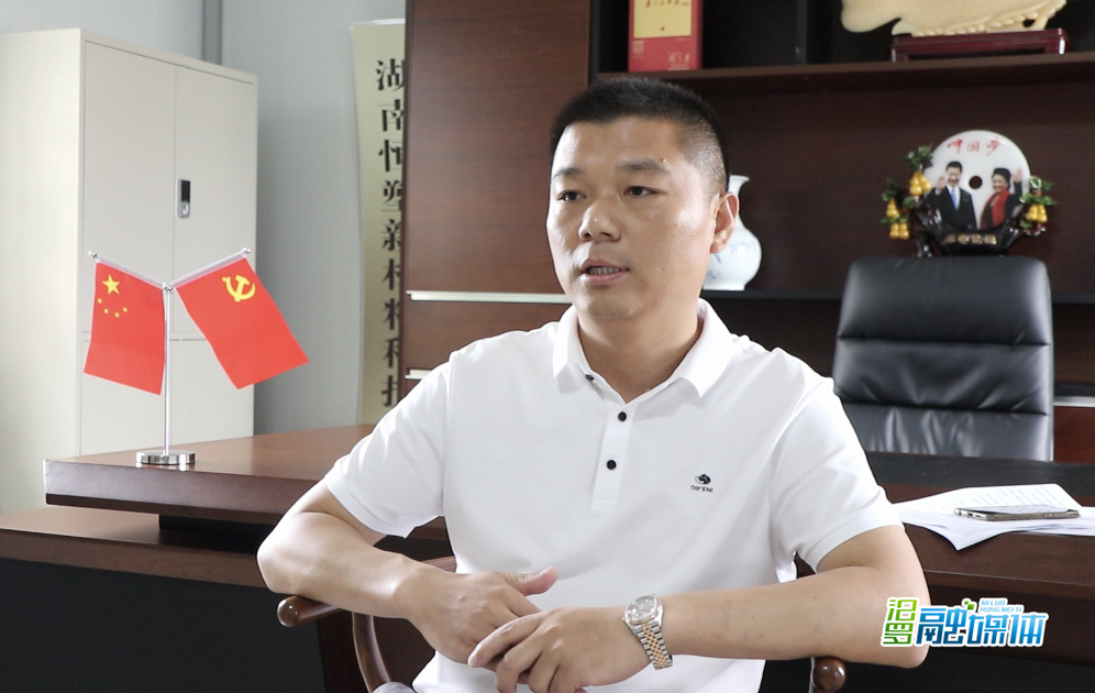 岳阳这场关于民营经济的大会上，汨罗企业家仇国新作为代表发言