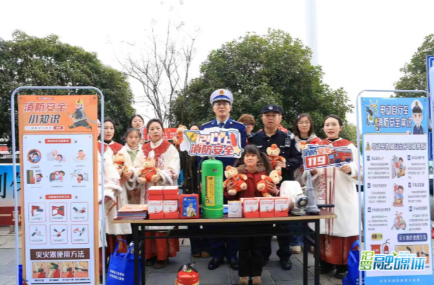 【新湖南】出站口摆起“消防摊” ，汨罗消防联手高铁站为旅客送上“平安礼”