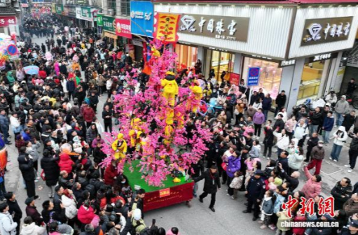 【中国新闻网】（新春走基层）湖南汨罗千年抬阁故事会的新表达