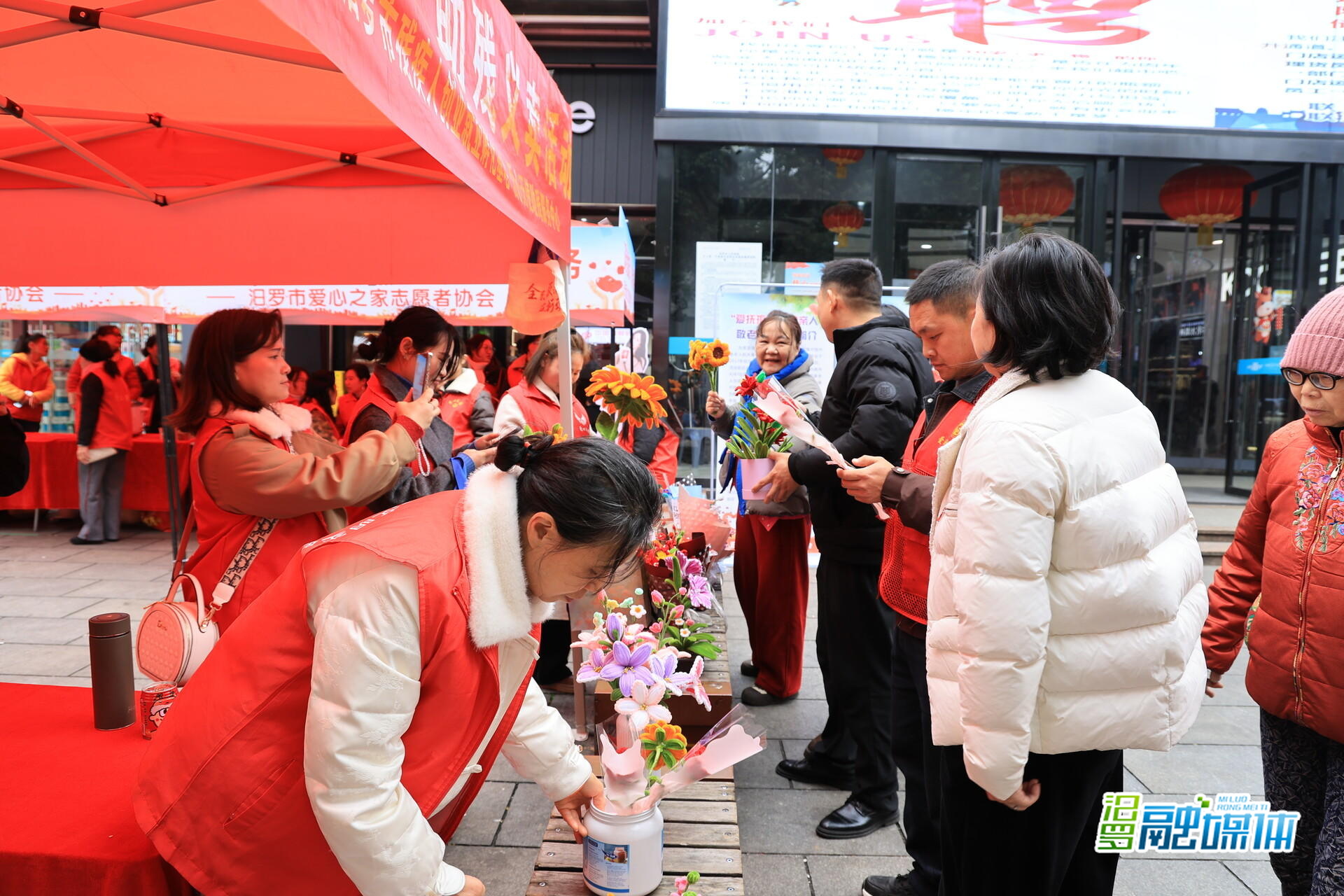 传承雷锋精神 汨罗志愿服务集市点亮民生温度