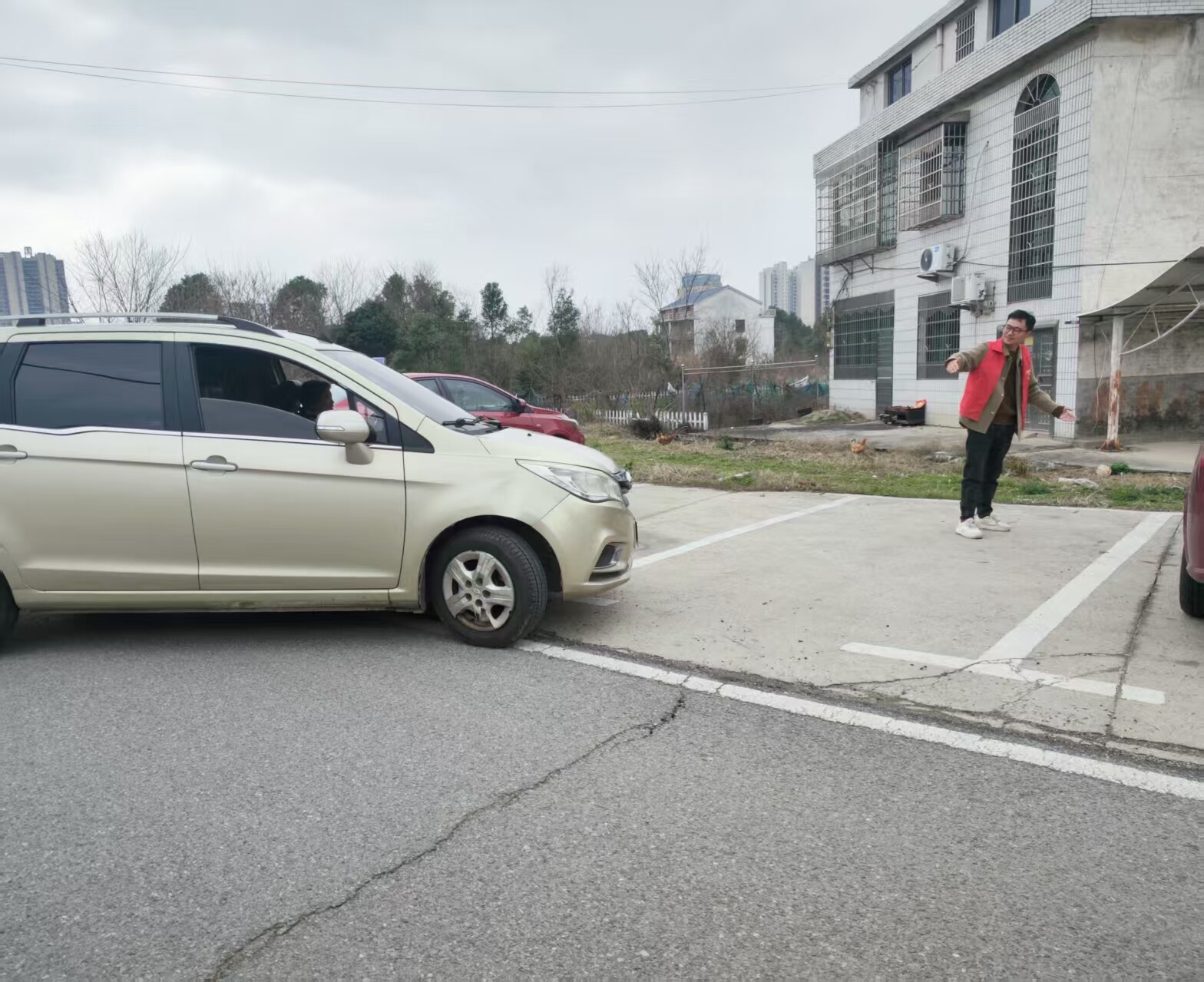 百丈口社区开展学雷锋护学活动