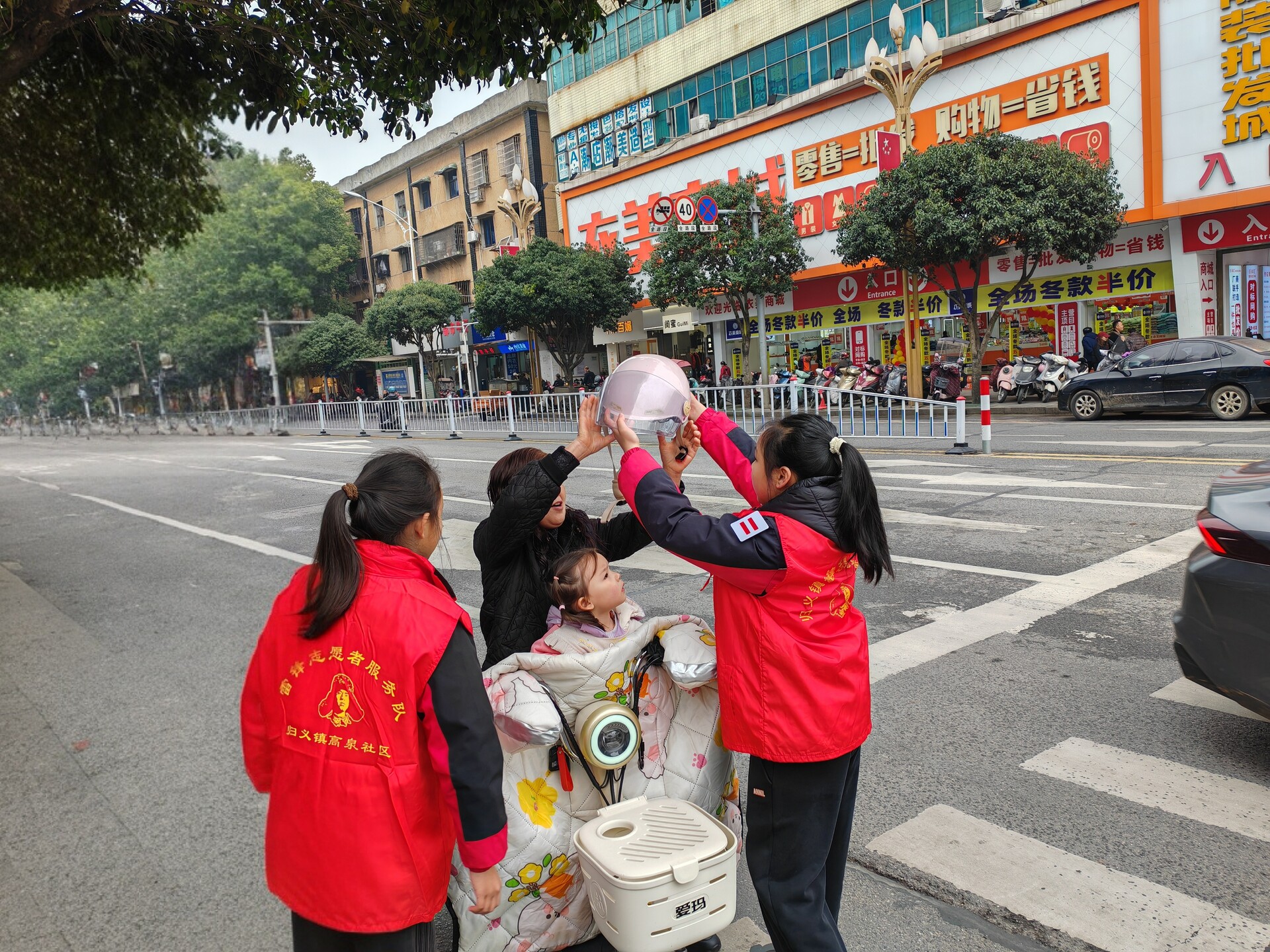 学雷锋见行动 高泉社区小志愿者上路劝导