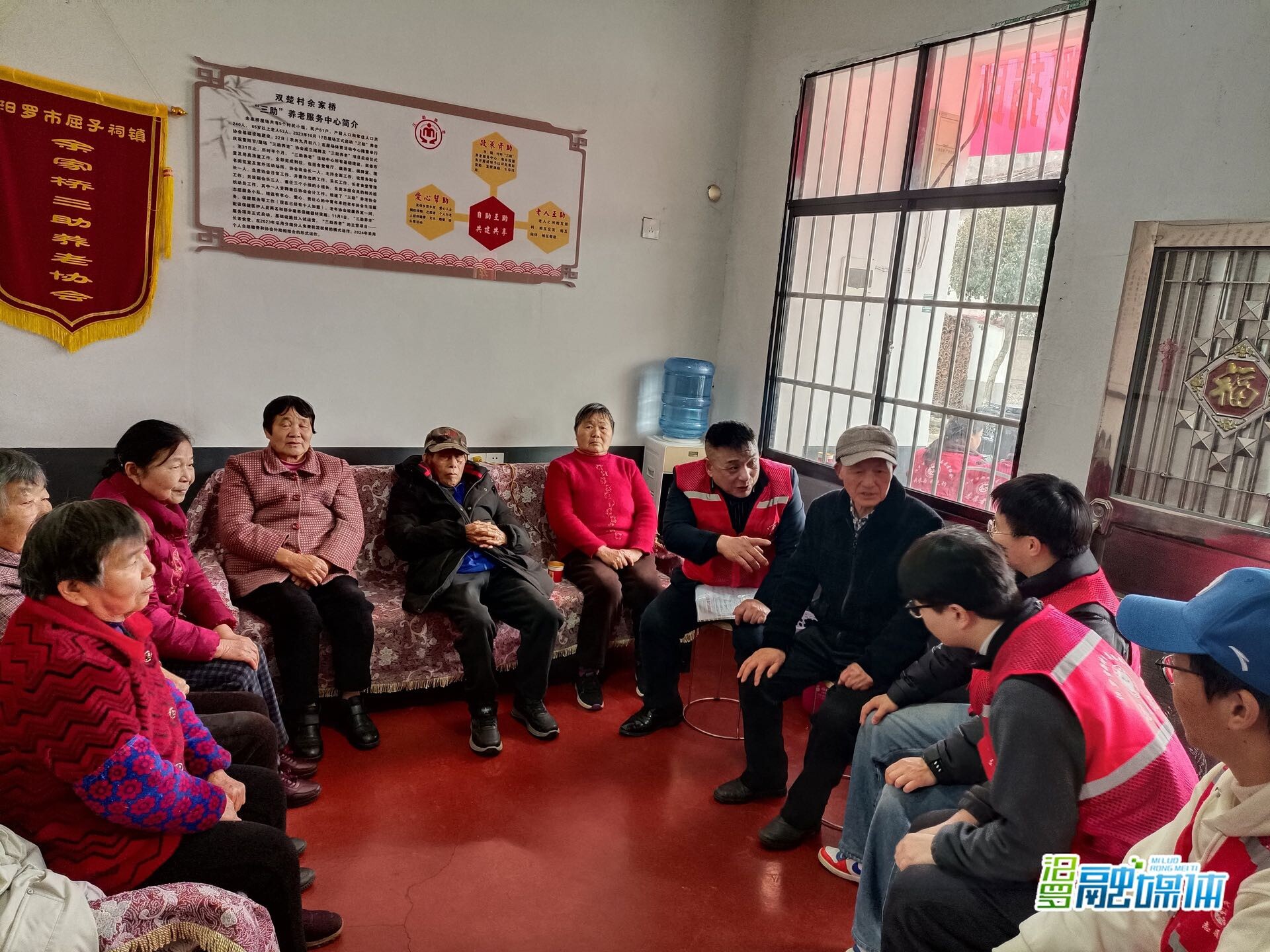 汨罗市新时代志愿者协会到余家桥开展敬老活动