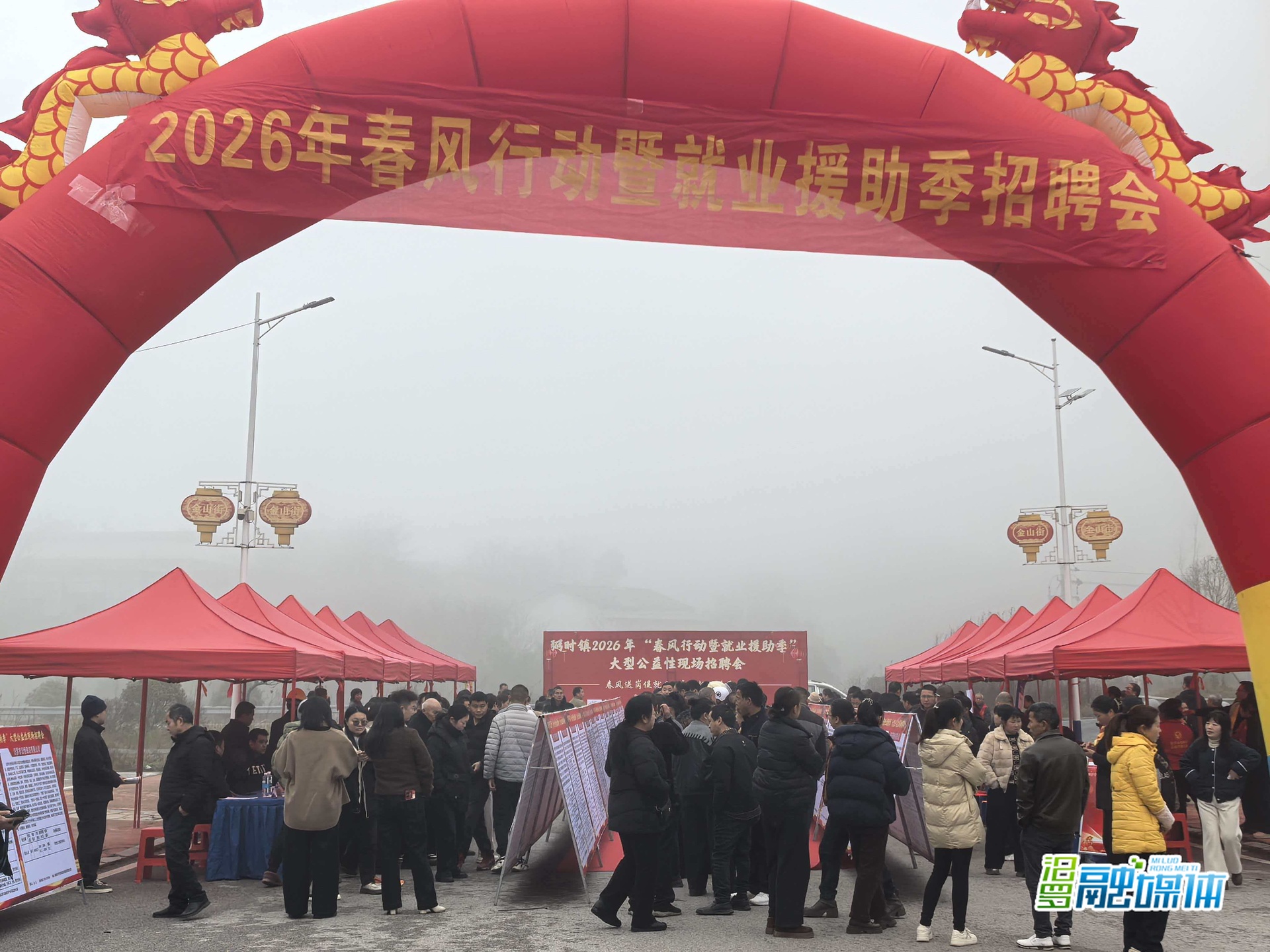 家门口找好工作！弼时镇“春风行动”招聘会提供1800个岗位