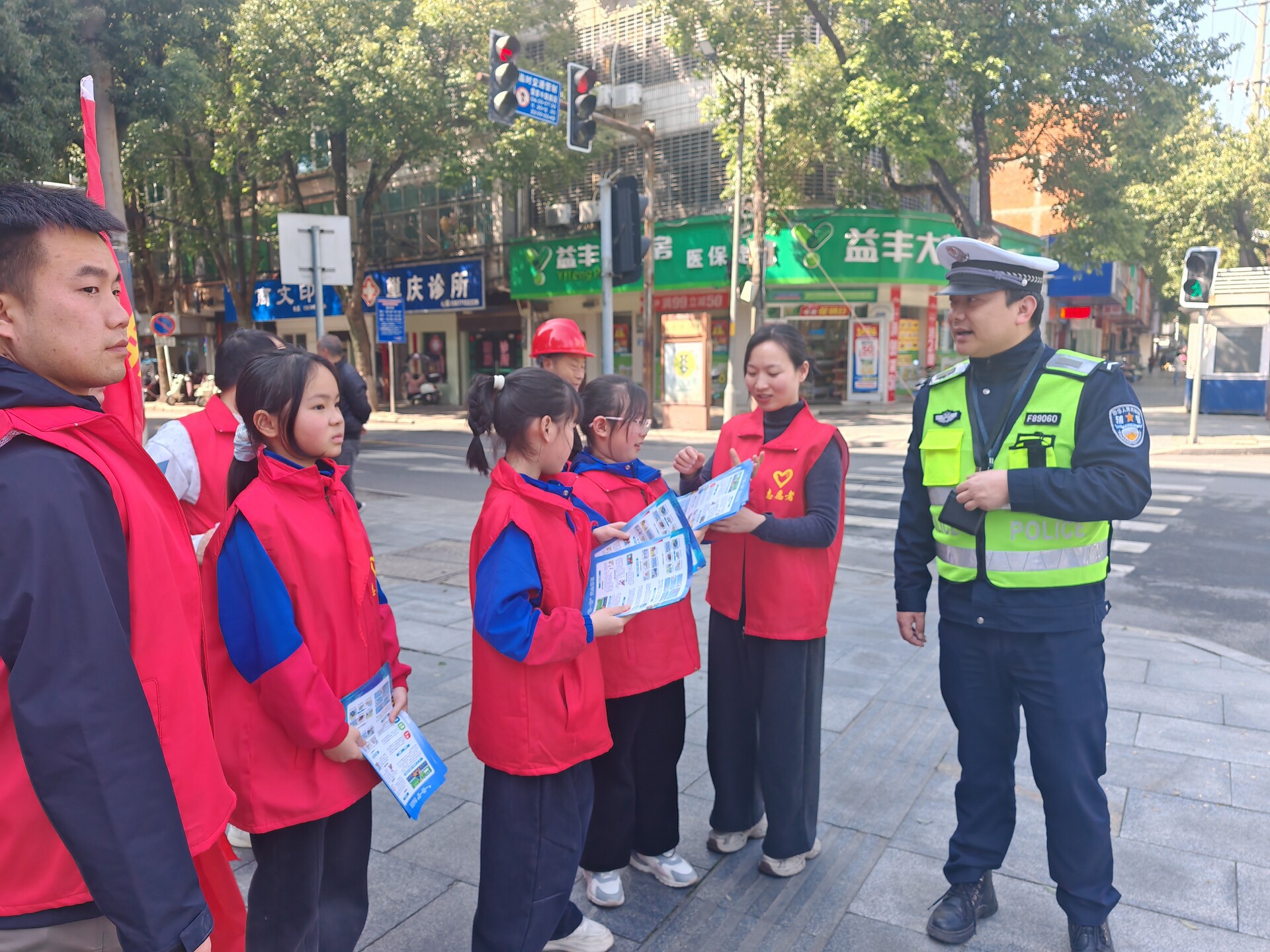 把课堂搬上马路，汨罗交警创新开展校园交通安全宣讲