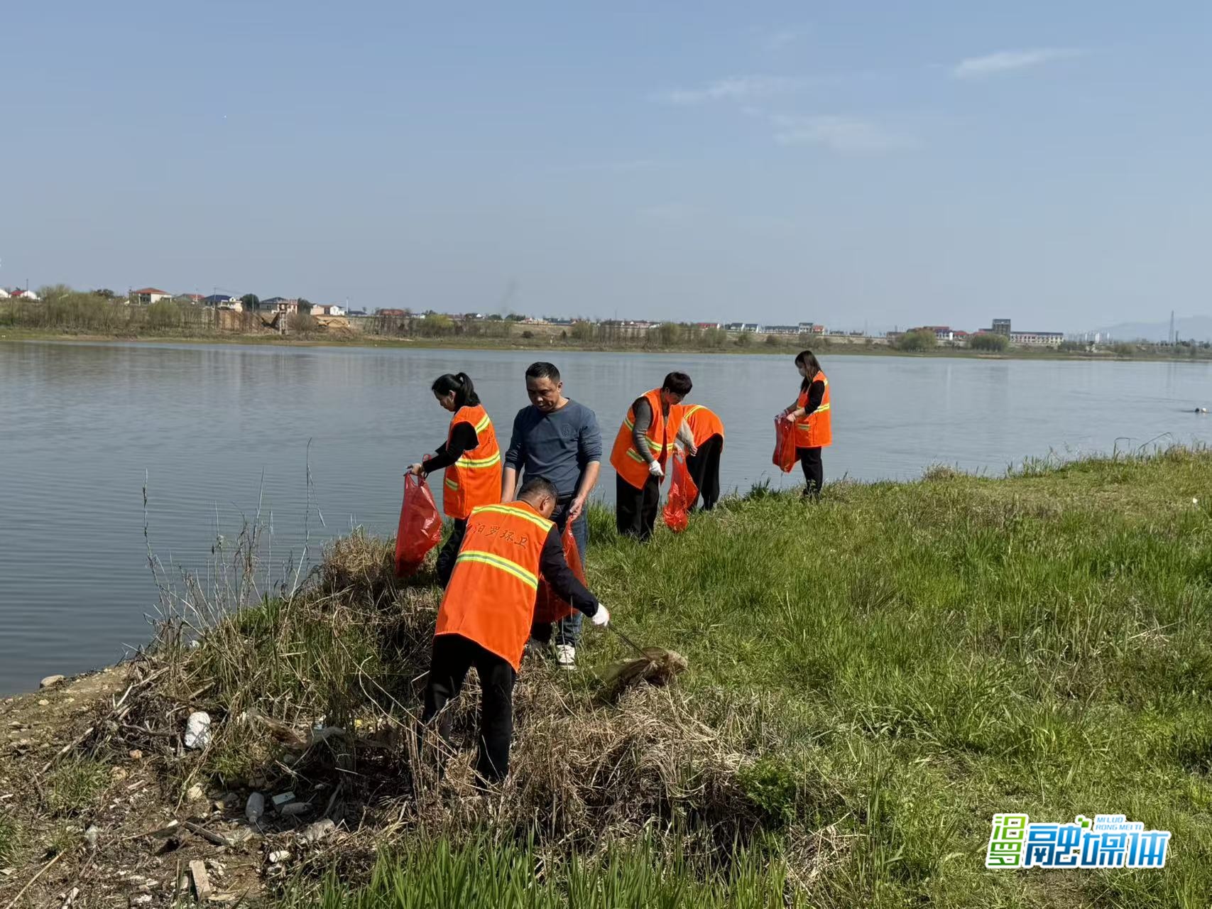 汨罗环卫：学雷锋 净滩护江守碧水