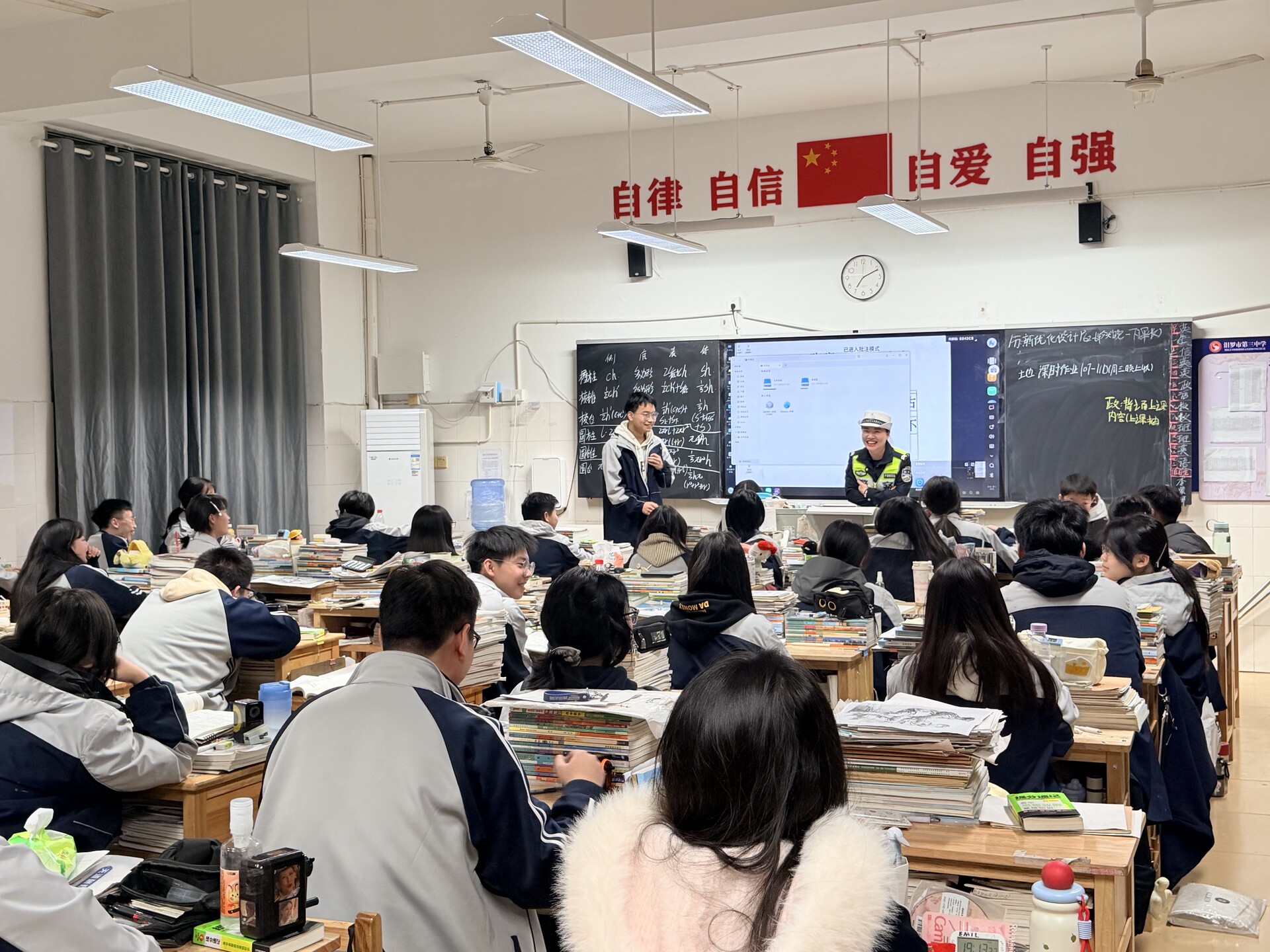 交通安全润青春 汨罗交警走进市三中开展交通安全宣传活动