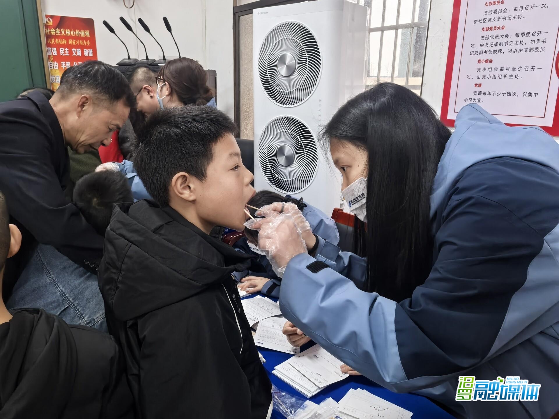 这一幕，很暖！汨罗志愿者用行动温暖特殊儿童