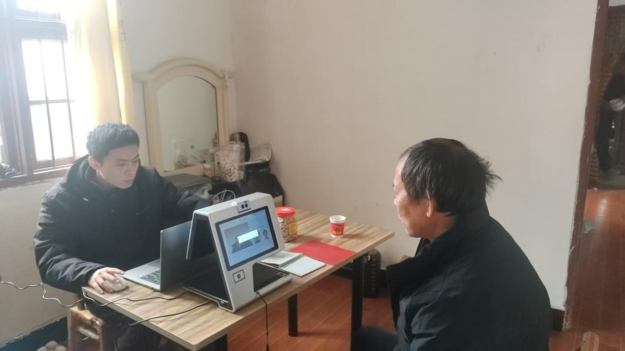 从“窗口”到“家门口” 汨罗市不动产登记中心冒雨上门“破冰”