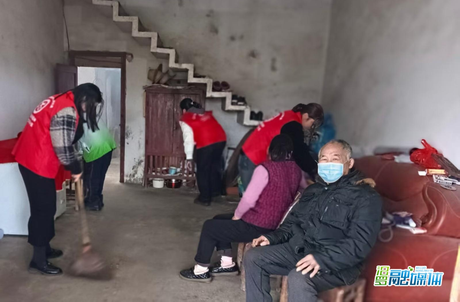 屈子祠镇：志愿者“敲门问需”走访93岁独居老人