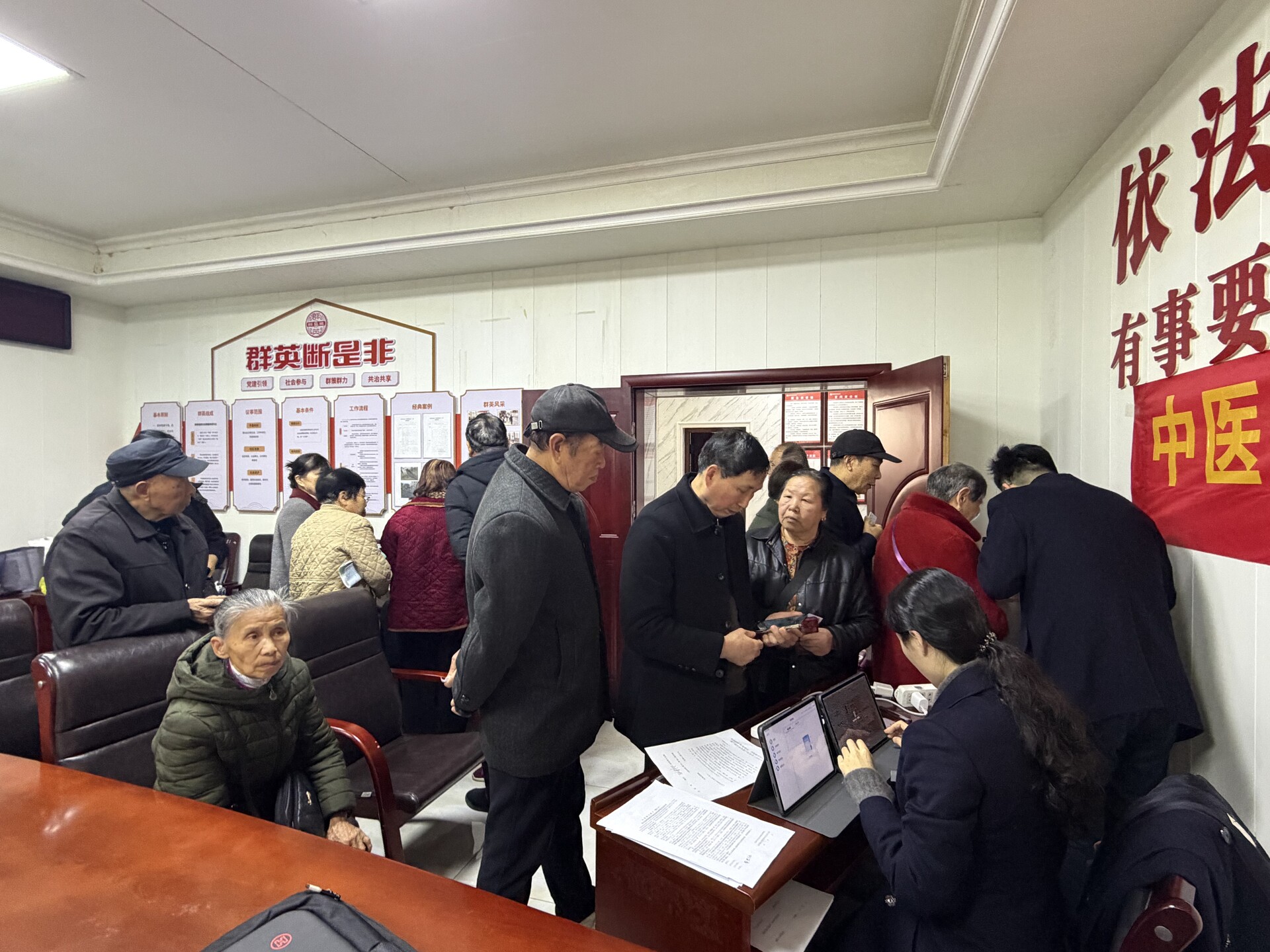 荣家坪社区：公交刷脸“家门口办” 便民服务“零距离”