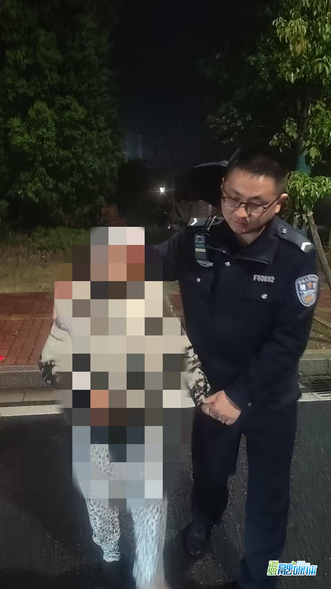 汨罗：老人深夜走失 派出所民警暖心救助