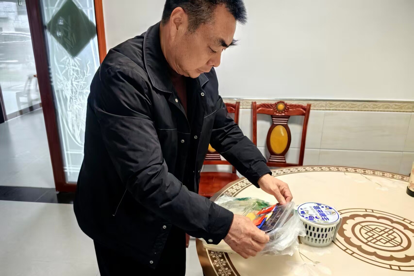 暴雨中的暖心奔赴！白水镇乡贤用“一杆秤”劝回辍学少年