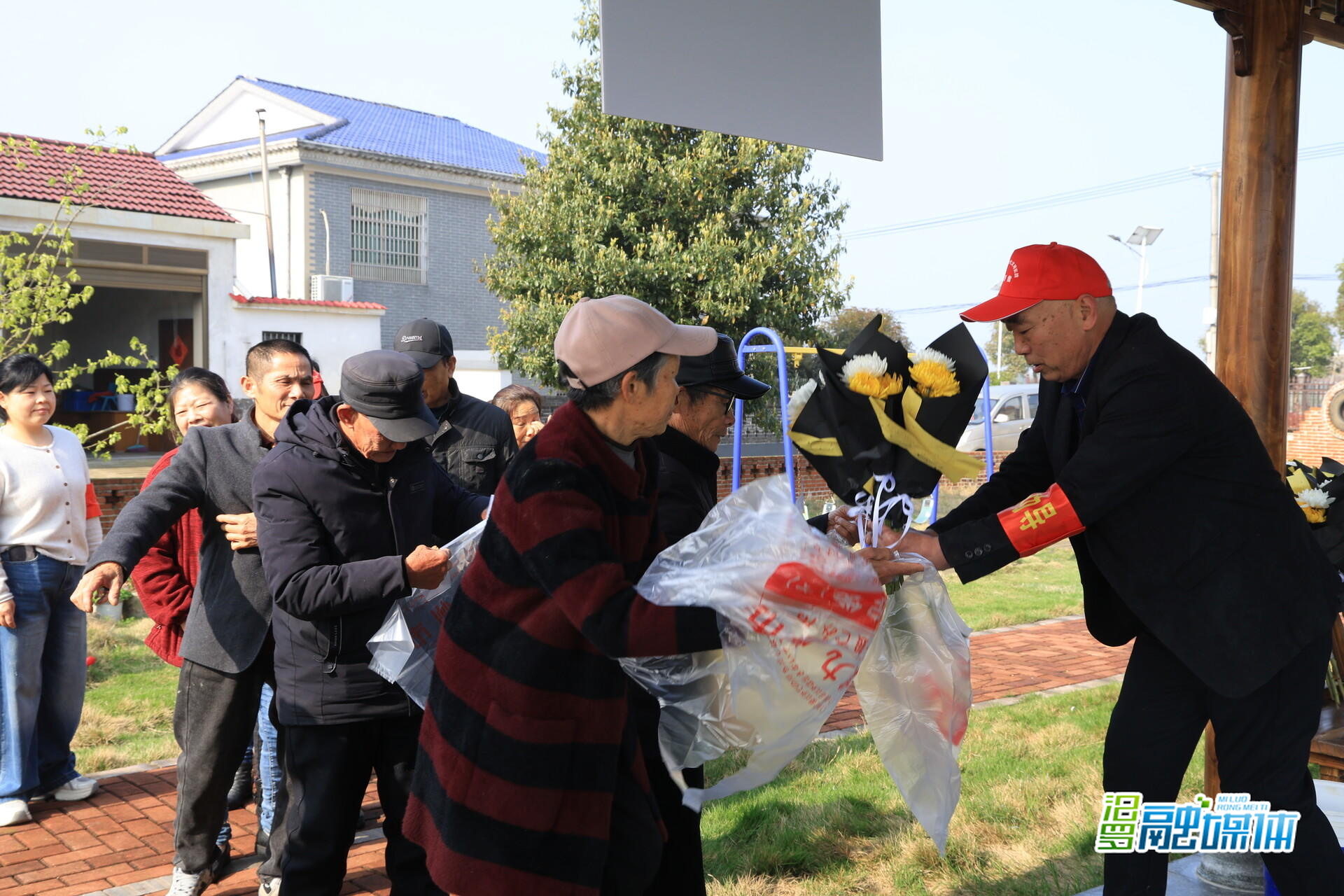 鲜花寄哀思 文明过清明——瞭家山社区清明现场见闻