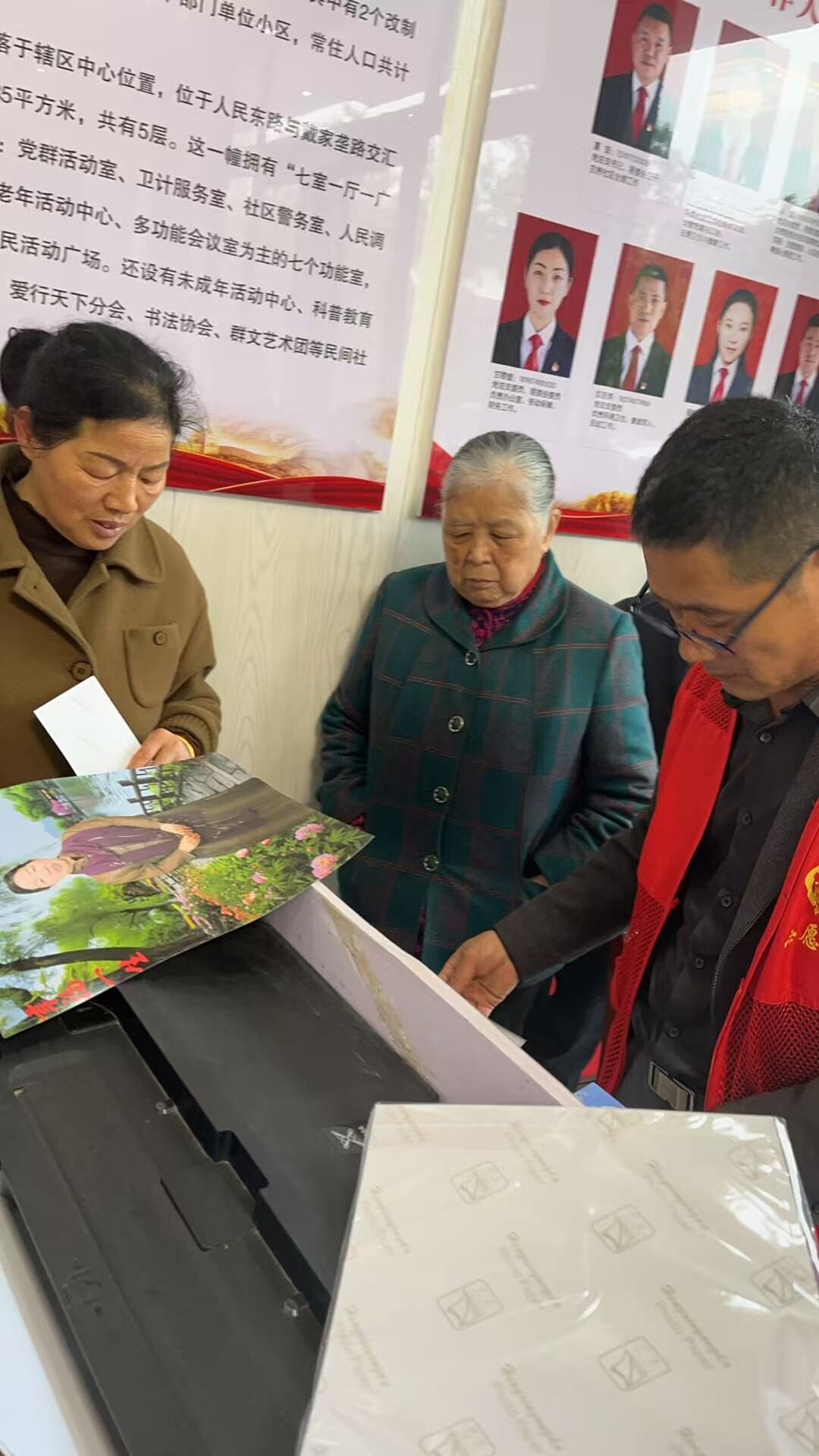 帮老人拍张“最美微笑”，市里送服务，汨新社区递温暖