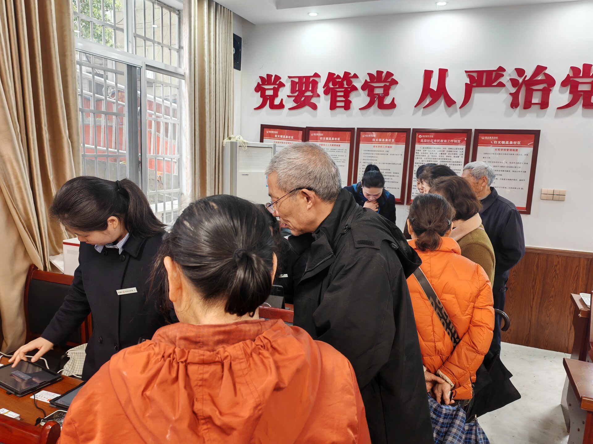 高泉社区联合工行汨罗支行开展公交刷脸乘车办理活动