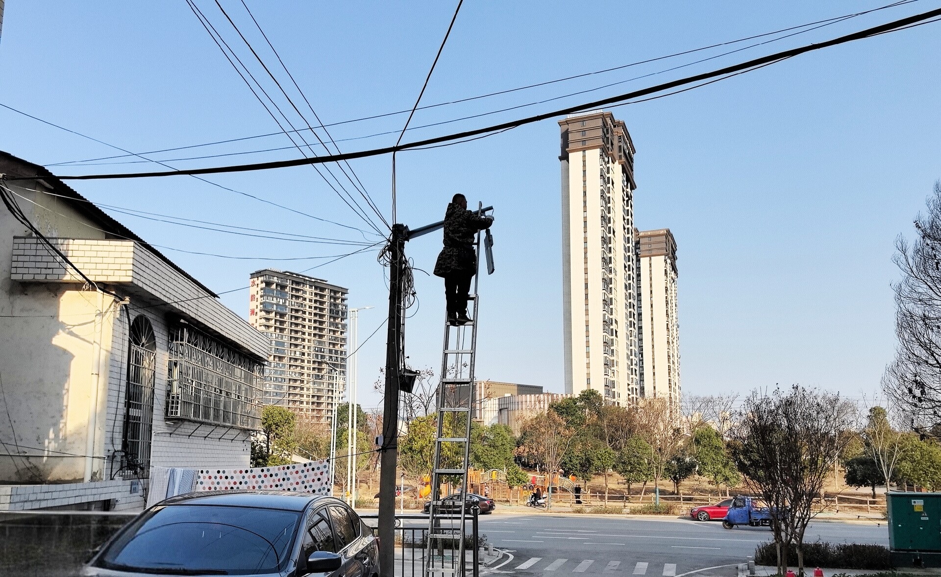 “ 现在家门口亮堂堂！”大路铺社区给背街小巷装上路灯