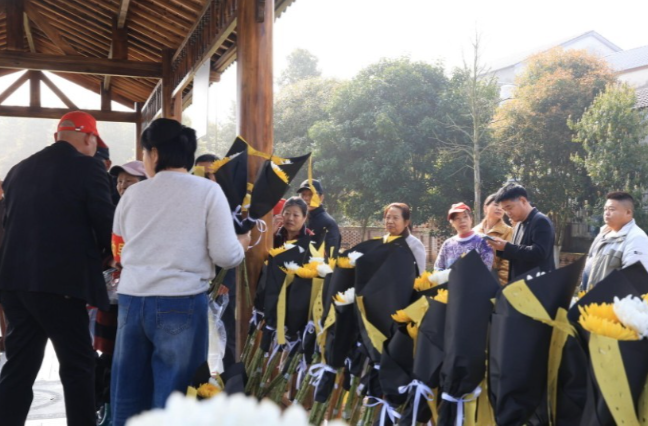 【学习强国】文明实践丨鲜花寄哀思 文明过清明——汨罗市瞭家山社区清明现场见闻