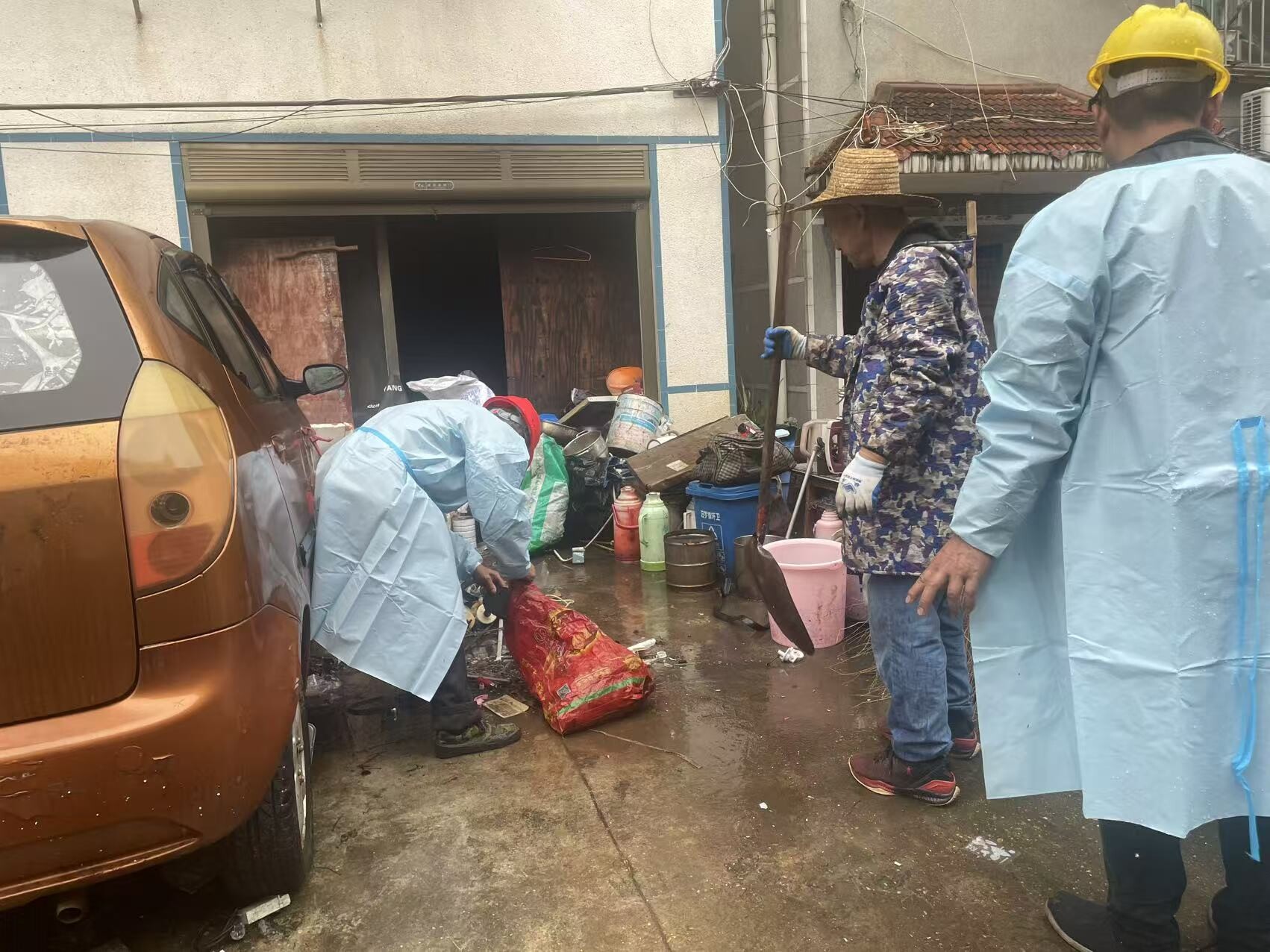 冒雨清理10余吨居民捡拾堆积物，友谊河社区还公共区域整洁