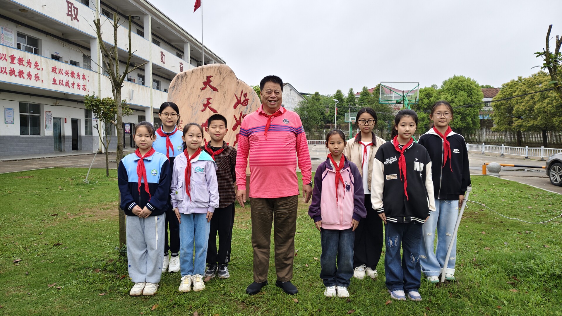 浙商吕忠民回访屈子祠镇希望小学 计划再捐200套课桌椅