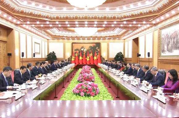 独家视频丨习近平同苏林会谈：愿同越方秉持初心 赓续友谊 团结协作 相互支持